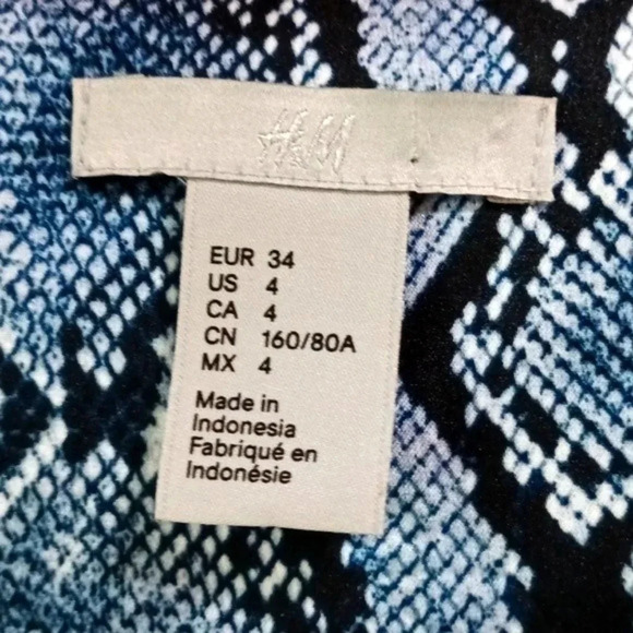 H & M shades of blue snake print cami/tank size 4 - Picture 3 of 6